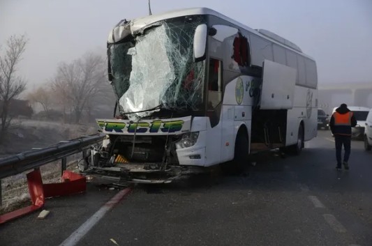 Erzurum'da yolcu otobüsü ile tır çarpıştı! Kazada 11 kişi yaralandı